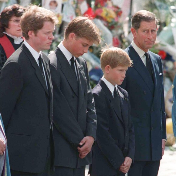 Le prince William et le prince Harry, soutenus par leur famille, lors des funérailles de la princesse Diana, le 5 septembre 1997 à Londres.