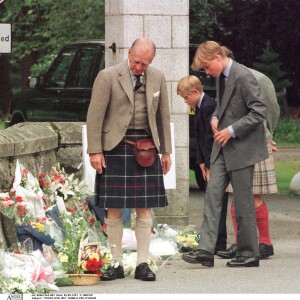 Le prince William et le prince Harry, soutenus par leur famille, lors des funérailles de la princesse Diana, le 5 septembre 1997 à Londres.