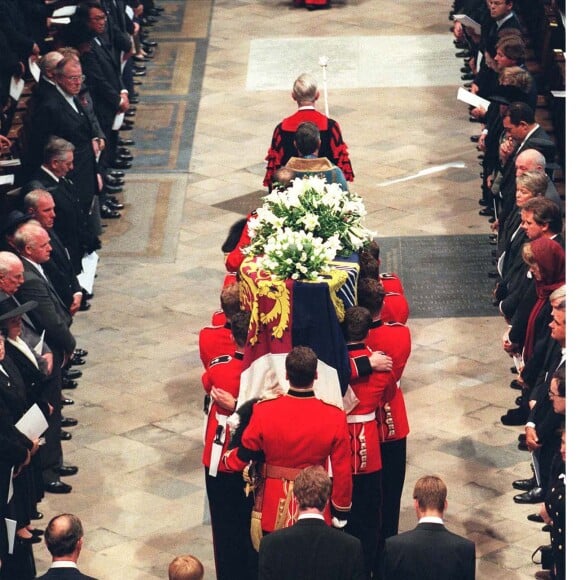 Le prince William et le prince Harry, soutenus par leur famille, lors des funérailles de la princesse Diana, le 5 septembre 1997 à Londres.