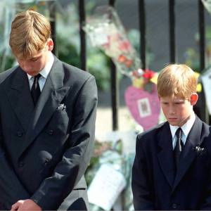 Le prince William et le prince Harry, soutenus par leur famille, lors des funérailles de la princesse Diana, le 5 septembre 1997 à Londres.