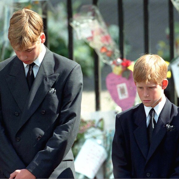 Le prince William et le prince Harry, soutenus par leur famille, lors des funérailles de la princesse Diana, le 5 septembre 1997 à Londres.