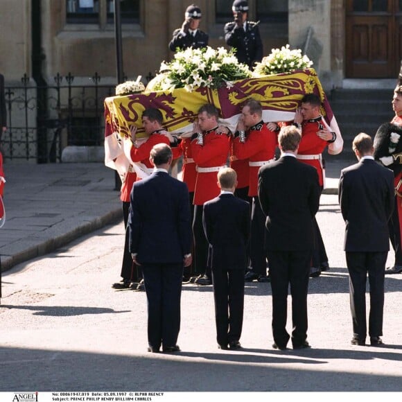 Le prince William et le prince Harry, soutenus par leur famille, lors des funérailles de la princesse Diana, le 5 septembre 1997 à Londres.