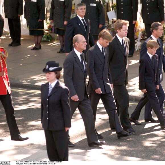 Le prince William et le prince Harry, soutenus par leur famille, lors des funérailles de la princesse Diana, le 5 septembre 1997 à Londres.