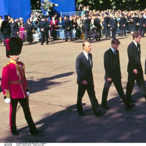 Le prince William et le prince Harry, soutenus par leur famille, lors des funérailles de la princesse Diana, le 5 septembre 1997 à Londres.