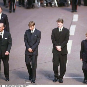 Le prince William et le prince Harry, soutenus par leur famille, lors des funérailles de la princesse Diana, le 5 septembre 1997 à Londres.