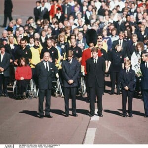 Le prince William et le prince Harry, soutenus par leur famille, lors des funérailles de la princesse Diana, le 5 septembre 1997 à Londres.