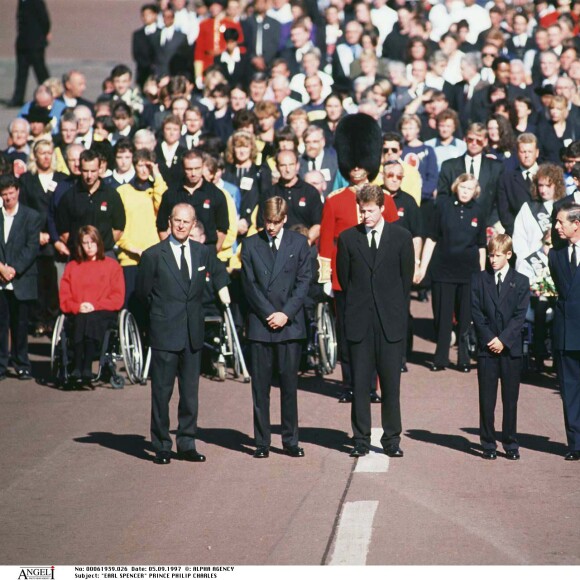Le prince William et le prince Harry, soutenus par leur famille, lors des funérailles de la princesse Diana, le 5 septembre 1997 à Londres.