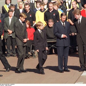 Le prince William et le prince Harry, soutenus par leur famille, lors des funérailles de la princesse Diana, le 5 septembre 1997 à Londres.