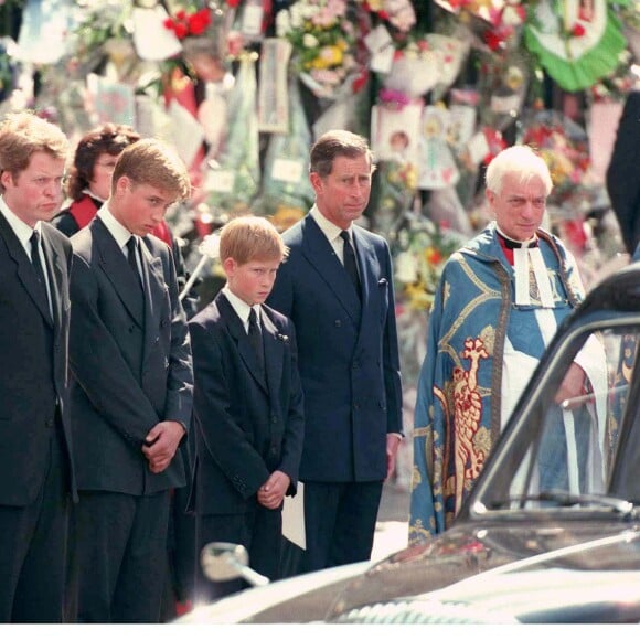 Le prince William et le prince Harry, soutenus par leur famille, lors des funérailles de la princesse Diana, le 5 septembre 1997 à Londres.