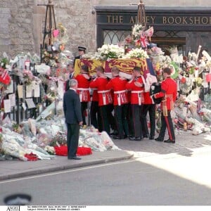 Le prince William et le prince Harry, soutenus par leur famille, lors des funérailles de la princesse Diana, le 5 septembre 1997 à Londres.