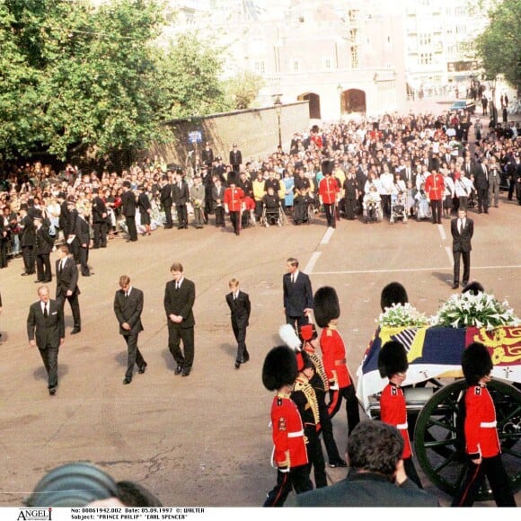 Le prince William et le prince Harry, soutenus par leur famille, lors des funérailles de la princesse Diana, le 5 septembre 1997 à Londres.