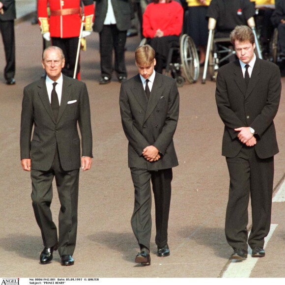 Le prince William et le prince Harry, soutenus par leur famille, lors des funérailles de la princesse Diana, le 5 septembre 1997 à Londres.