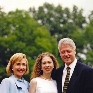 Hillary et Bill Clinton avec leur fille unique Chelsea lors de sa cérémonie de remise du diplôme du baccalauréat le 6 juin 1997 à Washington.