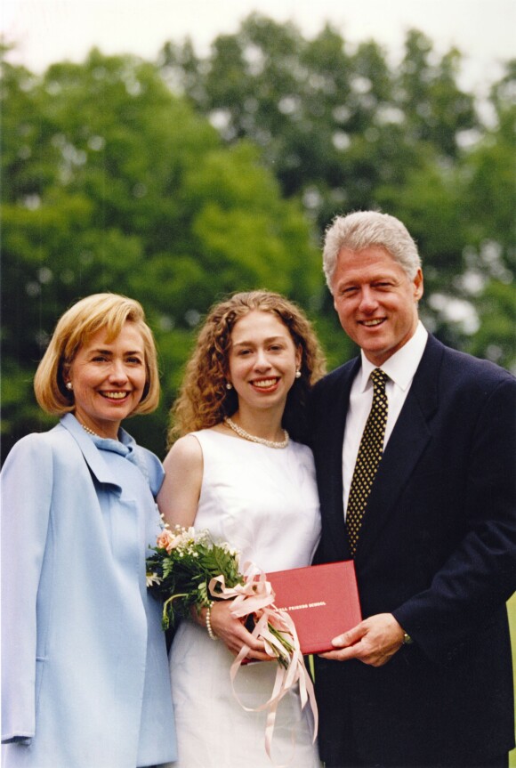 Hillary et Bill Clinton avec leur fille unique Chelsea lors de sa cérémonie de remise du diplôme du baccalauréat le 6 juin 1997 à Washington.