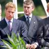 Le prince William et le prince Harry à Hyde Park le 6 juin 2004 lors de l'inauguration d'une fontaine à la mémoire de leur mère Lady Di.