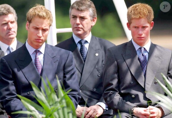 Le prince William et le prince Harry à Hyde Park le 6 juin 2004 lors de l'inauguration d'une fontaine à la mémoire de leur mère Lady Di.