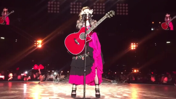 Madonna, en larmes, sur scène à Mexico le 6 janvier 2016.