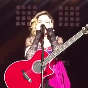 Madonna, en larmes, sur scène à Mexico le 6 janvier 2016.