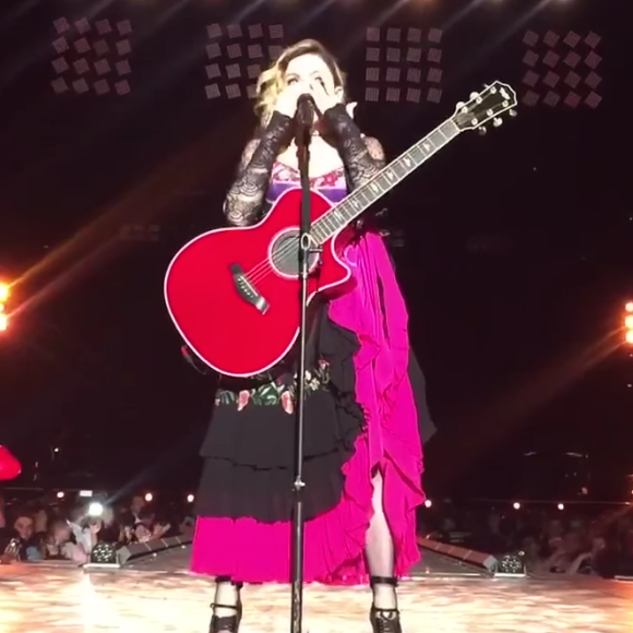 Madonna, en larmes, sur scène à Mexico le 6 janvier 2016.