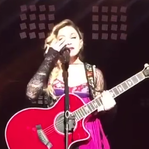 Madonna, en larmes, sur scène à Mexico le 6 janvier 2016.