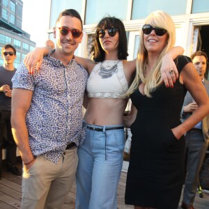 Ali Lohan (Aliana Lohan) entre son frère Michael Lohan Jr. et sa mère Dina Lohan - Soirée "Ranbeeri Denim" (marque dont Ali Lohan est l'égérie) au rooftop Jimmy du James Hotel à New York, le 4 août 2015.