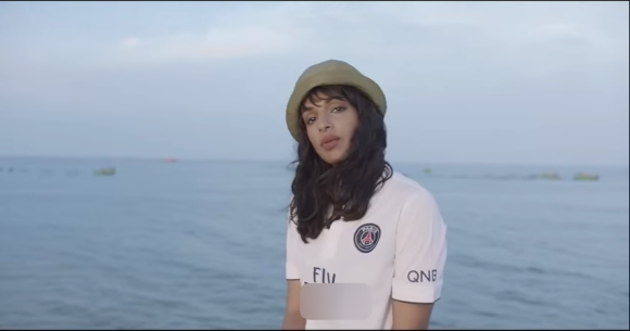 M.I.A dans le clip Borders, avec son maillot détourné du PSG