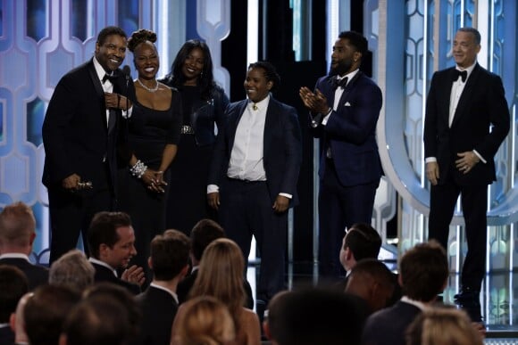 Denzel Washington en famille pour recevoir le Cecil B. DeMille Award lors des Golden Globes à Los Angeles, le 10 janvier 2016.