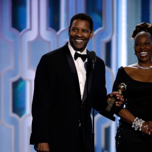 Denzel Washington au côté de sa femme pour recevoir le Cecil B. DeMille Award lors des Golden Globe Awards à Los Angeles, le 10 janvier 2016.