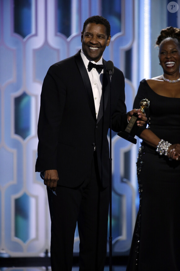 Denzel Washington au côté de sa femme pour recevoir le Cecil B. DeMille Award lors des Golden Globe Awards à Los Angeles, le 10 janvier 2016.