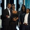 Denzel Washington avec sa femme et trois de ses enfants pour recevoir le Cecil B. DeMille Award lors des Golden Globe Awards à Los Angeles, le 10 janvier 2016.