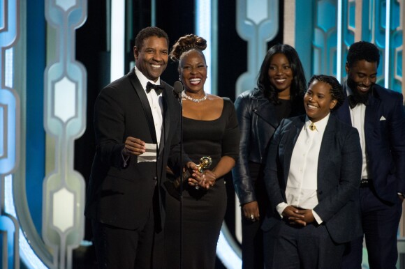 Denzel Washington avec sa femme et trois de ses enfants pour recevoir le Cecil B. DeMille Award lors des Golden Globe Awards à Los Angeles, le 10 janvier 2016.