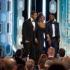 Denzel Washington reçoit le Cecil B. DeMille Award des mains de Tom Hanks aux Golden Globe Awards à Los Angeles, le 10 janvier 2016.