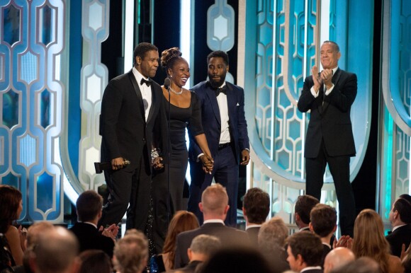 Denzel Washington reçoit le Cecil B. DeMille Award des mains de Tom Hanks aux Golden Globe Awards à Los Angeles, le 10 janvier 2016.
