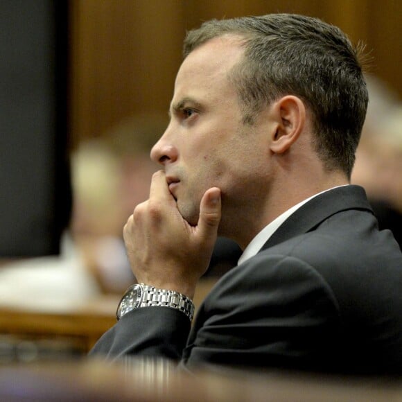 Oscar Pistorius en pleurs dans le box des accusés de la haute cour de Pretroia, le 3 mars 2014
