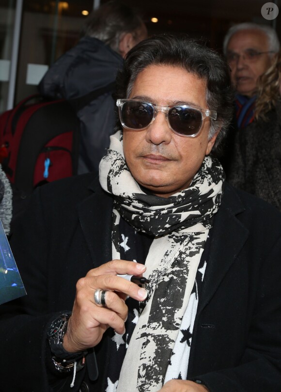 Exclusif - Le chanteur Frédéric François se promène dans les rues de Paris. Le 22 janvier 2014.