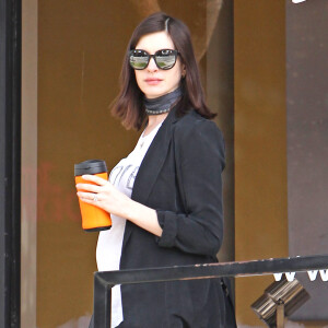 Exclusif - Anne Hathaway (enceinte) et son mari Adam Shulman se promènent dans les rues de Los Angeles le 11 janvier 2016