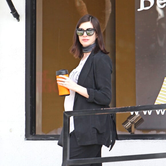 Exclusif - Anne Hathaway (enceinte) et son mari Adam Shulman se promènent dans les rues de Los Angeles le 11 janvier 2016