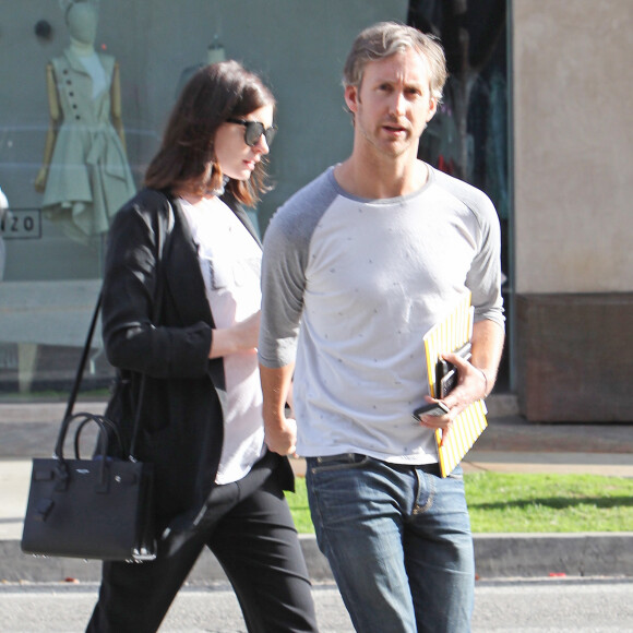 Exclusif - Anne Hathaway (enceinte) et son mari Adam Shulman se promènent dans les rues de Los Angeles le 11 janvier 2016  