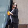 Exclusif - Anne Hathaway (enceinte) et son mari Adam Shulman se promènent dans les rues de Los Angeles le 11 janvier 2016