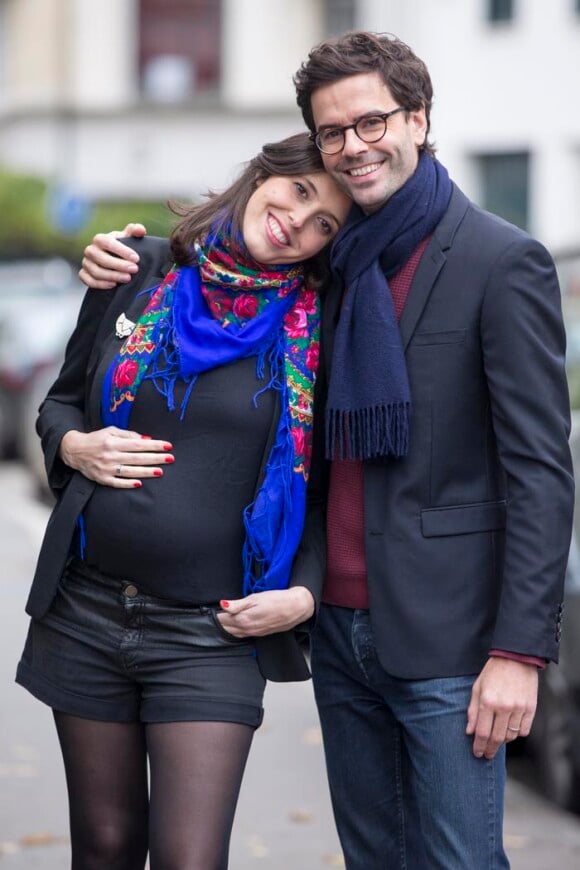 Exclusif : Rendez-vous avec la chroniqueuse de l'émission "Les Maternelles" sur France 5, Carole Tolila (enceinte), son mari Thomas Isle à Boulogne-Billancourt.  Le 12 décembre 2015