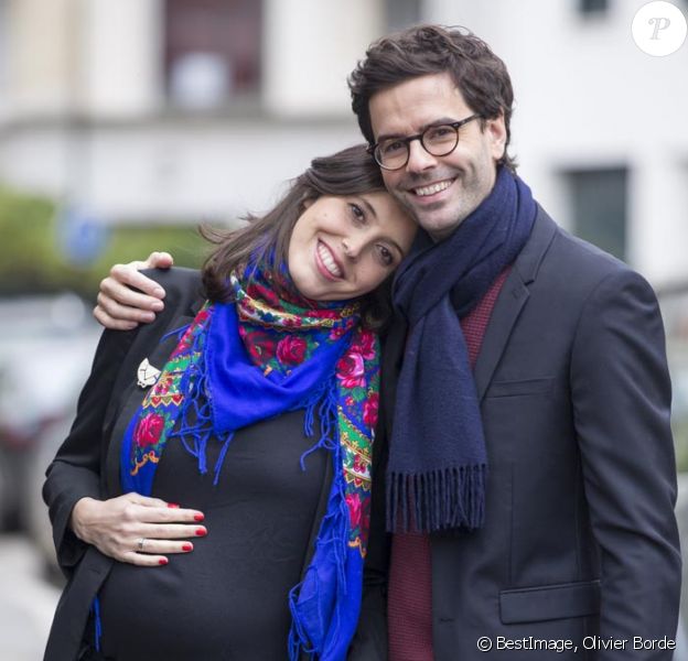 Exclusif : Rendez-vous avec la chroniqueuse de l'émission "Les Maternelles" sur France 5, Carole Tolila (enceinte), son mari Thomas Isle à Boulogne-Billancourt.  Le 12 décembre 2015