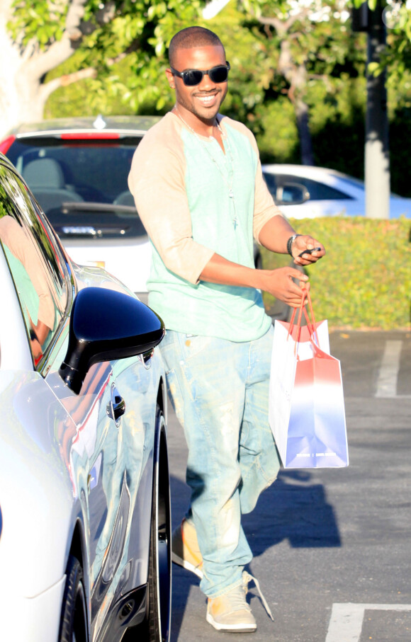 Le chanteur Ray J et sa fiancee Mia Milano sont allees faire du shopping chez Fred Segal a Los Angeles. le 30 mars 2013