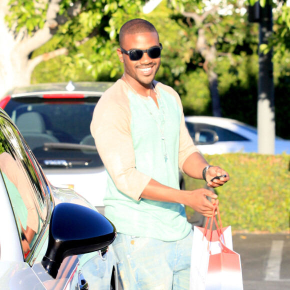 Le chanteur Ray J et sa fiancee Mia Milano sont allees faire du shopping chez Fred Segal a Los Angeles. le 30 mars 2013