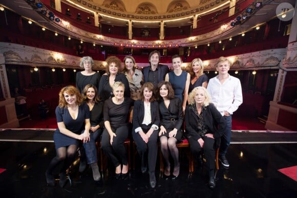 Exclusif Anémone, Valérie Mairesse, Mathilde Vitry (la fille de Sylvie Joly), Carole Bouquet, Michèle Laroque, Alex Lutz, Anne-Elisabeth Blateau, Valérie Karsenti, Muriel Robin, Claire Nadeau, Valérie Lemercier, Catherine Hiegel et Pierre Palmade - Photo de famille - Spectacle "Elles se croient toutes Joly" en hommage à Sylvie Joly, mis en scène par Pierre Palmade, au théâtre de Paris dans le 9e arrondissement à Paris, le 26 octobre 2015, qui est diffusé le 15 janvier 2016 sur France 3.© Dominique Jacovides - Romuald Meigneux / Bestimage