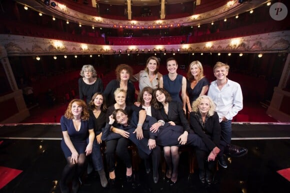 Exclusif - Anémone, Valérie Mairesse, Mathilde Vitry (la fille de Sylvie Joly), Carole Bouquet, Michèle Laroque, Alex Lutz, Anne-Elisabeth Blateau, Valérie Karsenti, Muriel Robin, Claire Nadeau, Valérie Lemercier, Catherine Hiegel et Pierre Palmade - Photo de famille - Spectacle "Elles se croient toutes Joly" en hommage à Sylvie Joly, mis en scène par Pierre Palmade, au théâtre de Paris dans le 9e arrondissement à Paris, le 26 octobre 2015, qui est diffusé le 15 janvier 2016 sur France 3.© Dominique Jacovides - Romuald Meigneux / Bestimage