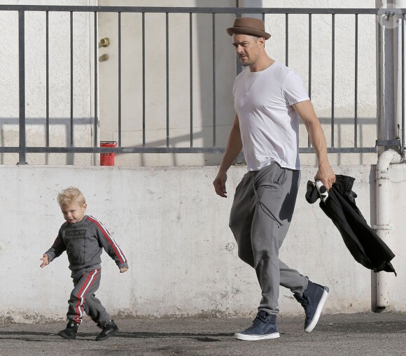 Exclusif - L'acteur Josh Duhamel se promène avec son fils Axl à Brentwood le 17 janvier 2016.