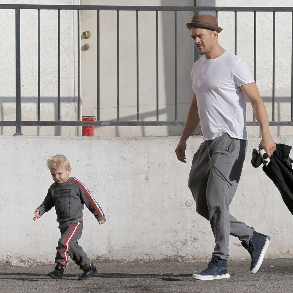Exclusif - L'acteur Josh Duhamel se promène avec son fils Axl à Brentwood le 17 janvier 2016.