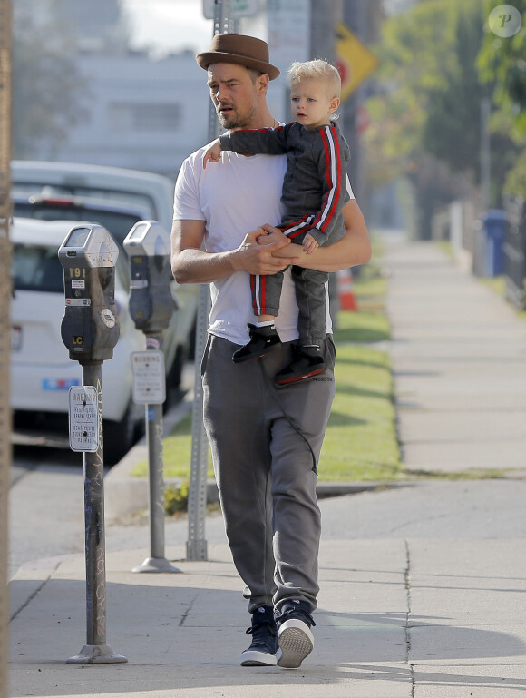 Exclusif - L'acteur Josh Duhamel se promène avec son fils Axl à Brentwood le 17 janvier 2016.