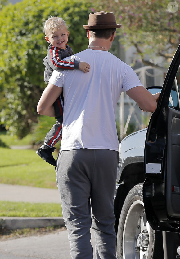 Exclusif - L'acteur Josh Duhamel se promène avec son fils Axl à Brentwood le 17 janvier 2016.