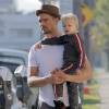 Exclusif - L'acteur Josh Duhamel se promène avec son fils Axl à Brentwood le 17 janvier 2016.